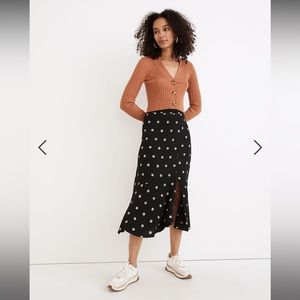 ON SALE 🛍️ Black midi skirt